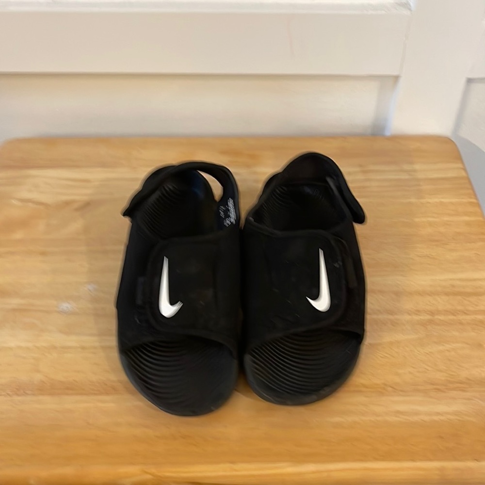 Nike Sunday Black Kids size 2Y preloved
